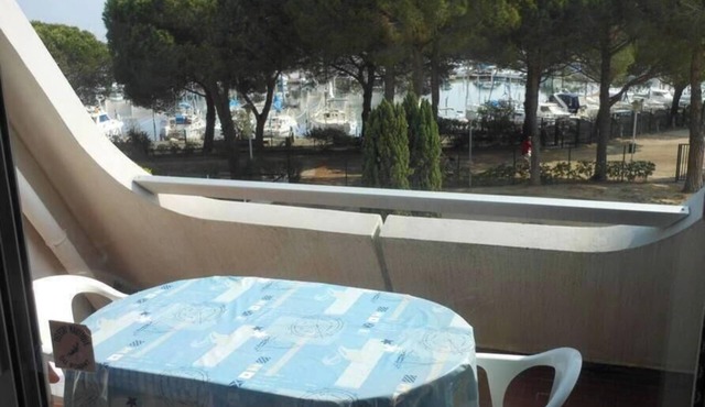 Studio cabin .sleeps 4. PORT VIEW.