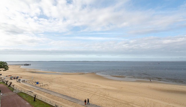Studio cabin with balcony, private parking, direct beach access, near city center