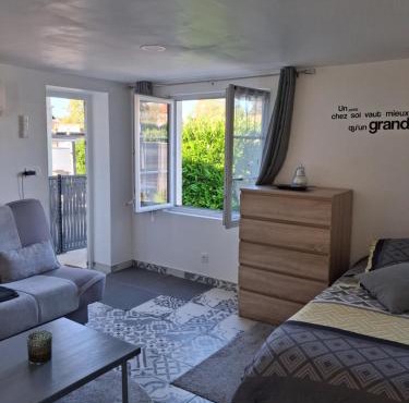 Studio calme climatisé avec borne recharge VE