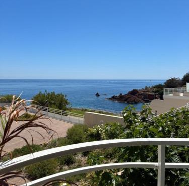 Studio calme vue mer pieds dans l'eau