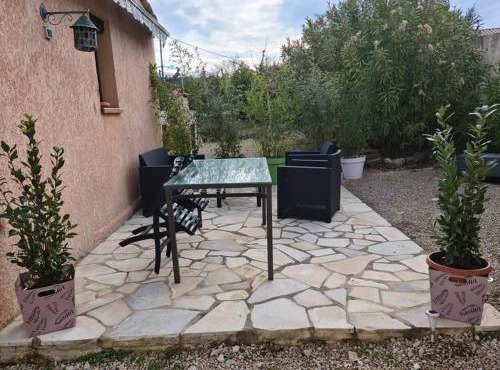 Studio climatisé dans villa calme à 15km de Cannes