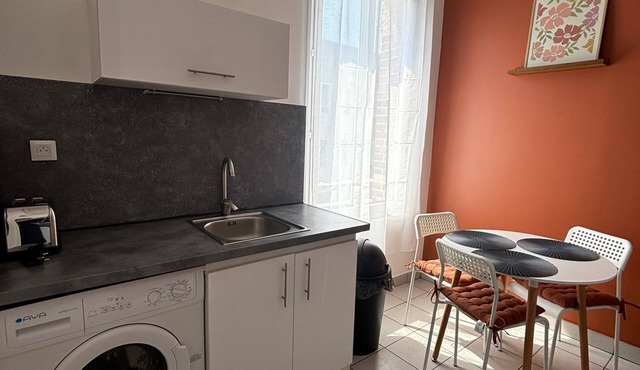 Studio close to shops