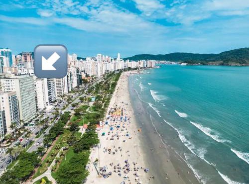 Studio com ar condicionado em frente a praia de Santos!