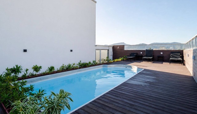 Studio com Piscina, Ar e Garagem em Itaipu