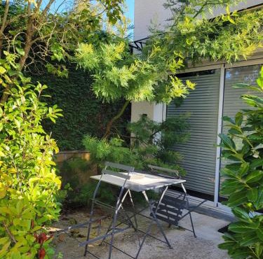 Studio cosy Climatisation, terrasse privée, parking devant la maison