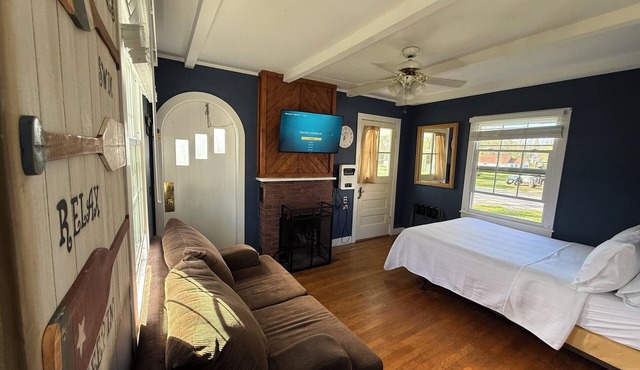 Studio cottage in Bar Harbor - Cozy 1930's Fireplace, Sleeps 3.