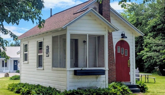 Studio cottage in Bar Harbor - Kitchen, AC, Wi-Fi & Fireplace, Sleeps 3.