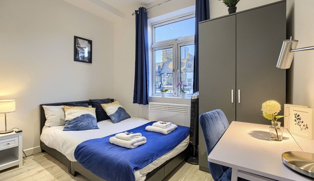 Studio-Deluxe-Ensuite-Street View-8