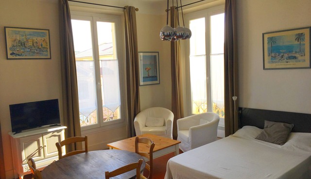Studio downtown Sanary with Parking
