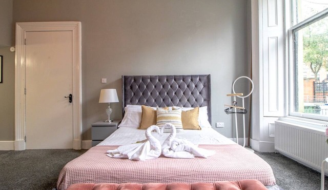 Studio Dream with Loft, West End - Pass the Keys