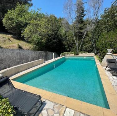 Studio en bas de villa avec piscine partagée proche bord de mer