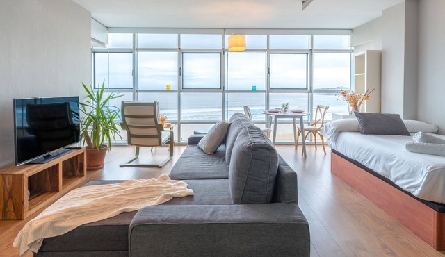Studio 'En Playa San Lorenzo' with Sea View and Wi-Fi