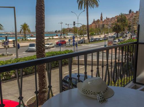 Studio face mer avec terrasse, proche plages et centre, Wifi gratuit - FR-1-196-216