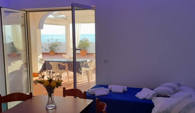 Studio, first sea line, large terrace (Ginestra)