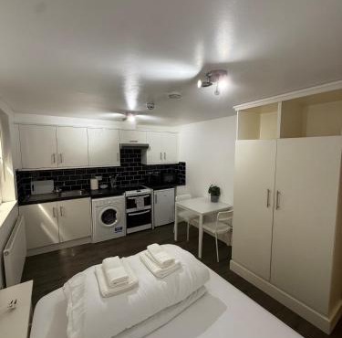 Studio Flat by Belsize Park
