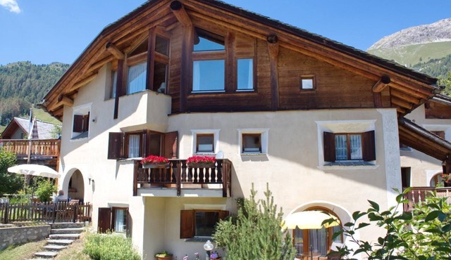 Studio flat Chardun with garden seating area