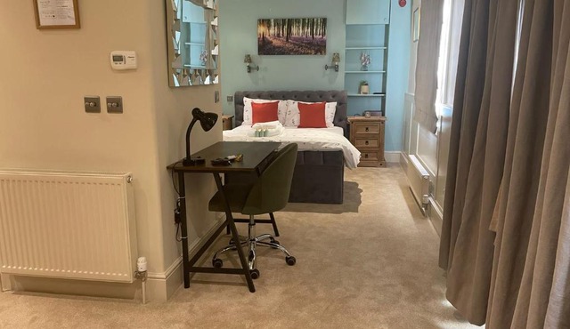 Studio Flat Central Cheltenham Parking off road