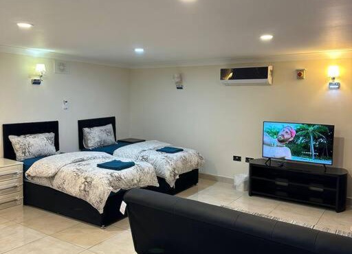 Studio flat Gants Hill with Free Parking