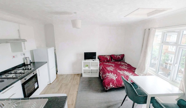 Studio flat - ideal for Heathrow & Slough Business