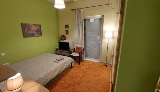 Studio flat in a private block close to the centre