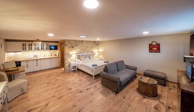 Studio Flat - Sleeps 3 - Parking - Wifi