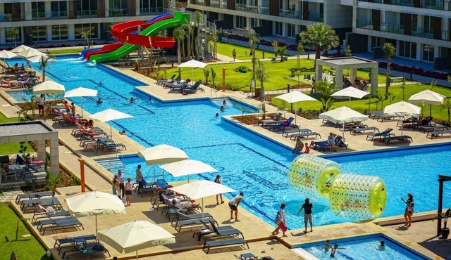 Studio Flat w Pool, Balcony, 5 to min Beach