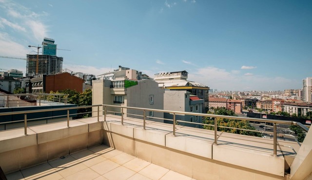 Studio Flat w Terrace and View 8 min to Torium