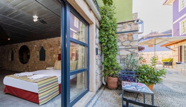 Studio Flat with Garden near Hadrians Gate