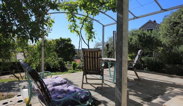 Studio flat with terrace Splitska, Brač (AS-17023-a)