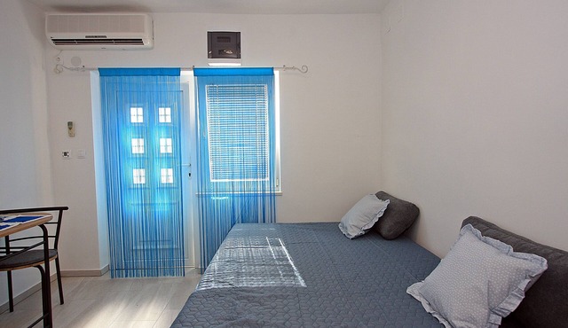 Studio flat with terrace Supetar, Brač (AS-5665-a)