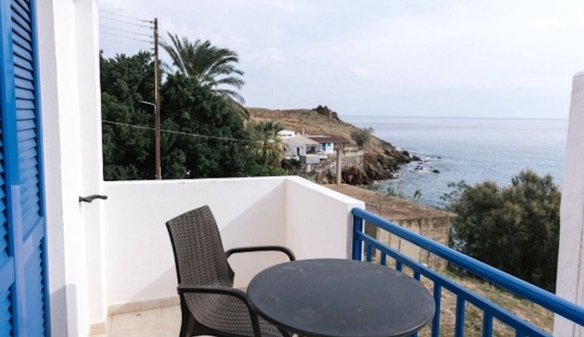 Studio for 2 people in Lentas right on the beach