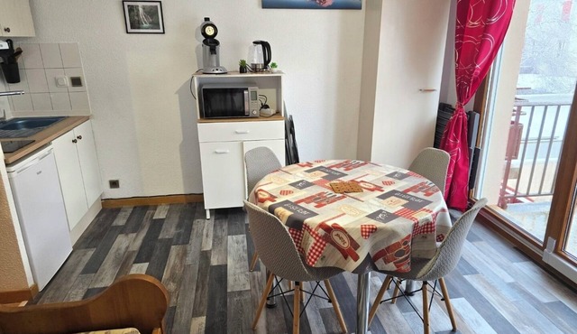 Studio for 4 people in village center, ski shuttle nearby.