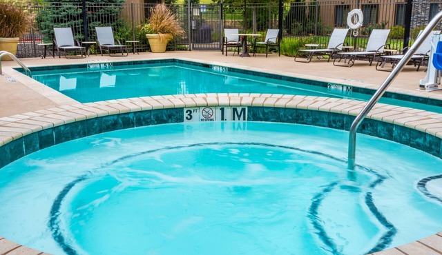 Studio | Free Breakfast. Outdoor Pool & Hot Tub