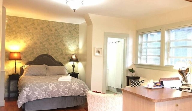 Studio in Charming Manor near DT, Free Parking
