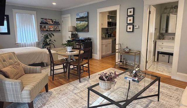 Studio in historic Hill & Harbour, walk to town, close to beaches & Newport