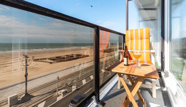 Studio in Ostend with Stunning Sea Views