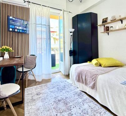 Studio in the center balcony AC
