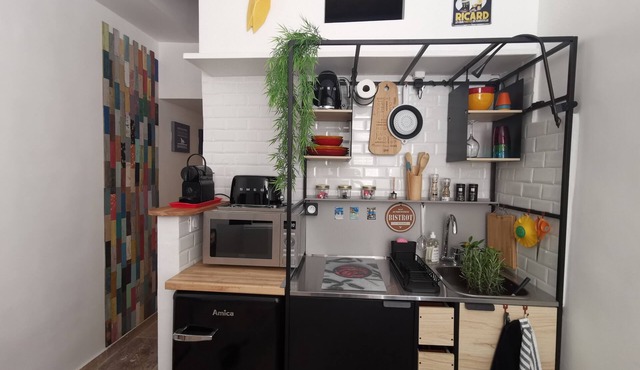 Studio in the ramparts of the village of Le Castellet, 10 minutes from the beach