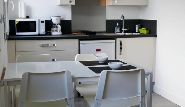 Studio kitchen, bathroom, sleeping area, TV, WiFi