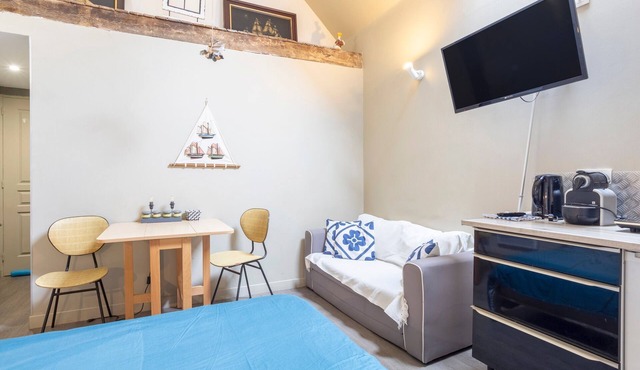 Studio L'Eclose - Ty Du with Private Terrace, Shared Garden & Wi-Fi – Cyclist Friendly, Near GR34