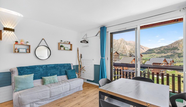 Studio "Le 27" with Mountain View, Balcony & Wi-Fi – Sleeps 4, 2 Extra for an Additional Fee