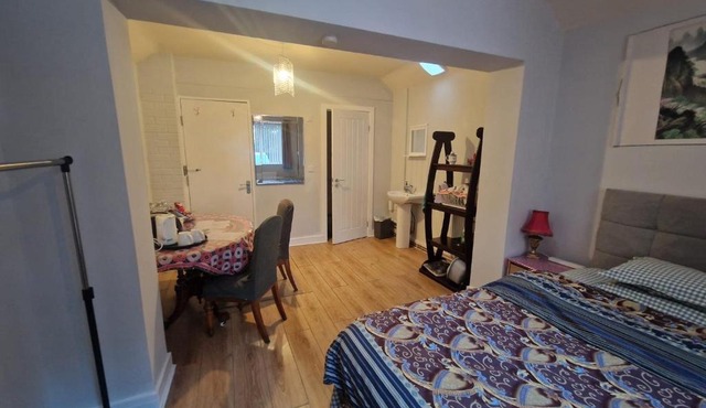 Studio-LickeyHills-NearAttractions-Garden-1 Pet Ok