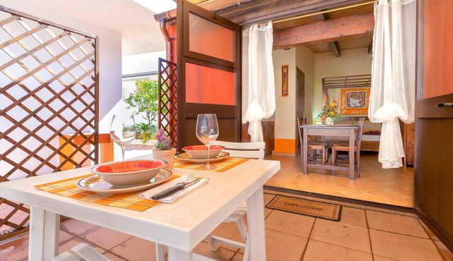Studio 'Lo Scrigno' with Private Garden, Wi-Fi and Air Conditioning