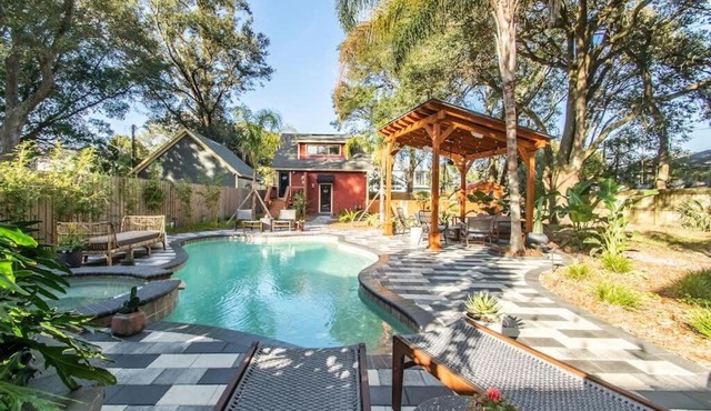 Studio loft w pool spa & gardens near downtown
