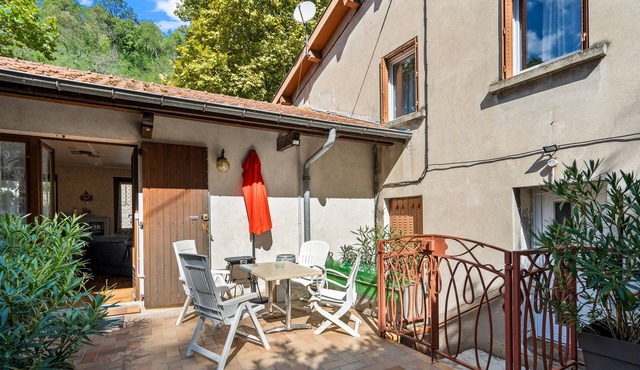 Studio 'Maupas' with Shared Terrace and Wi-Fi