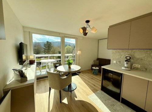 Studio moderne avec balcon , centre Han-sur-Lesse ,5 min Grottes