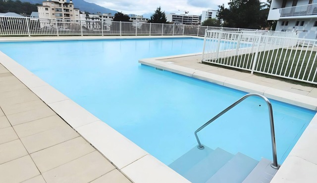 Studio Montcalm with Shared Pool, Wi-Fi, and Parking