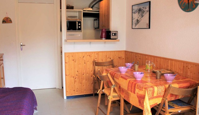 Studio Mountain Getaway with Balcony, Parking, Near Slopes and Shops