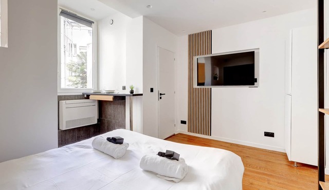 Studio Neuf et Climatise, sur les Champs Elysees