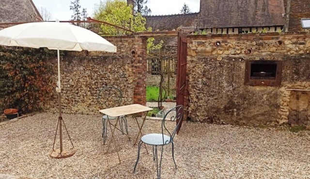 Studio overlooking courtyard and garden - Gîte au Village 89120 DICY